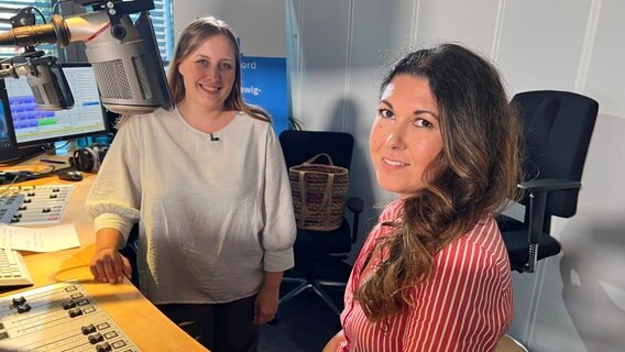 Vanessa Kossen (r.) zu Besuch in der Platt-Redaktion in Kiel. © NDR 