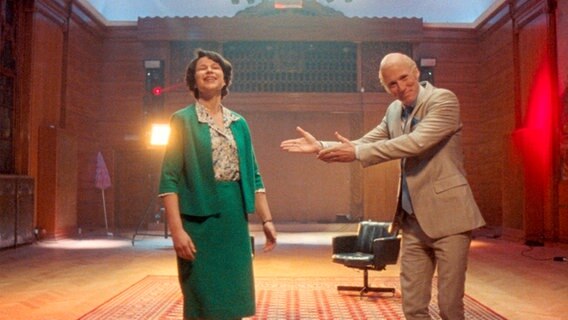 Szenenbild aus der 2. Staffel der Serie "Powerplay - Smart Girls Go for President": Gute Miene: Gro Brundtland (Kathrine Thorborg Johansen) und Herausforderer Kåre Willoch (Thorbjørn Harr). © NDR/Motlys/Novemberfilm 