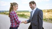 Szenenbild aus der NDR Serie "Retoure": Oliver Drittenpreis (Wanja Mues) und Susanne Krombholz (Stefanie Stappenbeck). © NDR/Kinescope Film/O-Young Kwon 