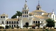 Am Rande des Donana Nationalparks liegt das Städtchen El Rocio mit seiner zauberhaften Wallfahrtskirche. © NDR/nautilusfilm/Jan Haft 