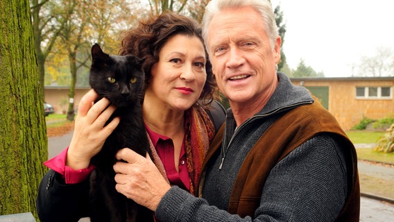 Eine kleine schwarze Katze bringt die zerstrittenen Nachbarn Rosa Schätzlein (Eva Mattes) und Frido Schulz (Robert Atzorn) wieder zusammen. Eine kleine schwarze Katze bringt die zerstrittenen Nachbarn Rosa Schätzlein (Eva Mattes) und Frido Schulz (Robert Atzorn) wieder zusammen. © NDR/ARD Degeto/Hardy Spitz
