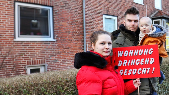 Leon und Nicole suchen seit Monaten nach einer bezahlbaren Wohnung für die kleine Familie. © NDR/Ute Jurkovics 
