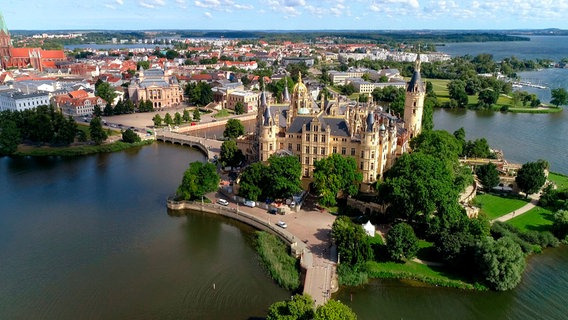 Das Schweriner Schloss auf einer Insel im Schweriner See - eine Schöpfung des romantischen Historismus. Seine Ursprünge reichen bis in die slawische Zeit. © NDR/MANFRED SCHULZ TV & FilmProduktion/Manfred Schulz 