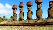 Die Wahrzeichen der Osterinsel: die Moai. Es gibt mehr als 900 von diesen kolossalen Steinfiguren mit den übergroßen Köpfen auf der kleinen, abgeschiedenen Insel im Südost-Pazifik. Manche sind über 1000 Jahre alt. Zeugen einer Kultur, die fast verschwunden wäre. © NDR/SWR/Michael Stocks 