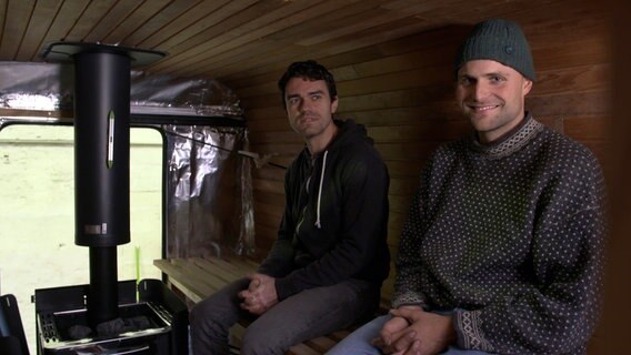 Sie haben eine rollende Sauna in einem alten Bundeswehrbus eingebaut. Ihr Projekt nennt sich "Rune Sauna". Die nächste Idee von Hermann und Lorenz, eine schwimmende Sauna auf der Kieler Förde. © NDR 