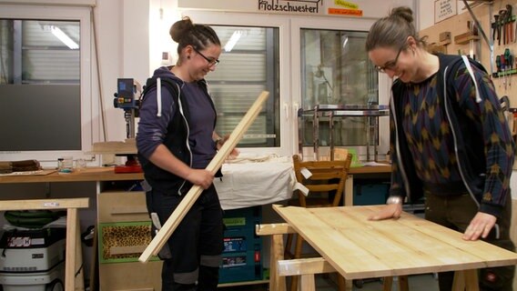Zusammen mit ihrer Freundin Kaja, die von Beruf Restauratorin ist, hat sich Lea Arndt in der StrandFabrik eine Tischlerwerkstatt aufgebaut. © NDR 