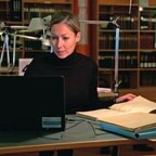 Provenienzforscherin und "Kunst-Detektivin" Dr. Kathrin Kleibl bei Recherchen am Laptop und in alten Unterlagen. © NDR 