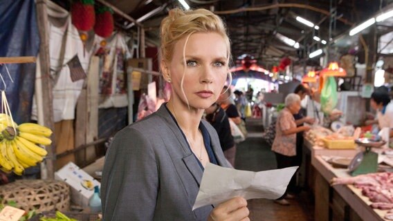 Die Berliner Kuratorin Victoria Philips (Veronica Ferres) wird in ein Komplott um eine geraubte Kunstsammlung verwickelt. Die Berliner Kuratorin Victoria Philips (Veronica Ferres) wird in ein Komplott um eine geraubte Kunstsammlung verwickelt. © NDR/ARD Degeto/Thomas Kost
