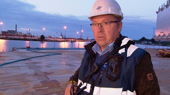 Emslotse Uwe Janßen koordiniert in seinem Job die Zusammenarbeit zwischen Schleppern, Seeleuten und Festmachern. Emslotse Uwe Janßen koordiniert in seinem Job die Zusammenarbeit zwischen Schleppern, Seeleuten und Festmachern. © NDR/AZ Media