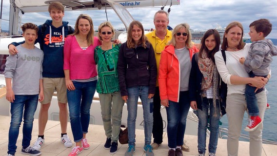 Kroatien ist ein Traumziel für Segler - und auch für Familien erschwinglich. Moderatorin Andrea Grießmann (3.v.l.) wagt das Abenteuer zusammen mit zwei anderen Müttern und fünf Kindern zwischen 4 und 17 Jahren: eine Woche Inselhopping mit einem Katamaran. Dank des Skipper-Ehepaares werden die Landratten schnell zu echten Seebären. © NDR/WDR/Anja Koenzen 