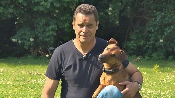 Der zweijährige Sprengstoffspürhund Rufus mit Herrchen Henrik Sielaff. © NDR/5ǀ14 FILM 