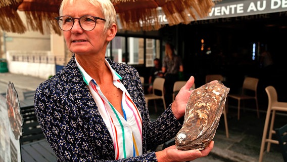 Christine Raccine betreibt eine Austernzucht und ein Restaurant in Cancale. © NDR/Miramedia 