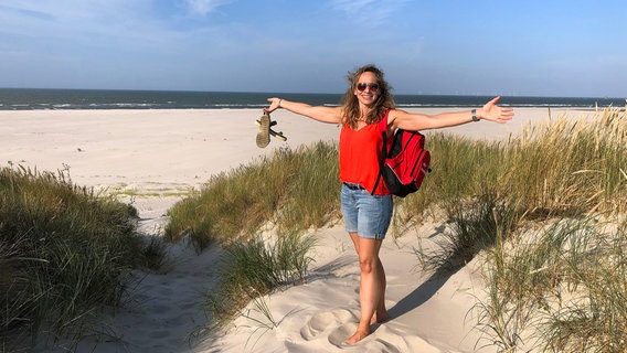 Keine Strandkörbe, aber viel Ruhe und einen fast 900 Meter breiten weißen Sandstrand, findet Moderatorin Tamina Kallert im Osten von Wangerooge. © NDR/WDR/Beate Höfener 