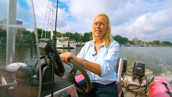 Hafenmeisterin Silke Bothmann inspiziert mit dem Boot den Nord-Ostsee-Kanal bei Rendsburg. © NDR/Ralph Loop 