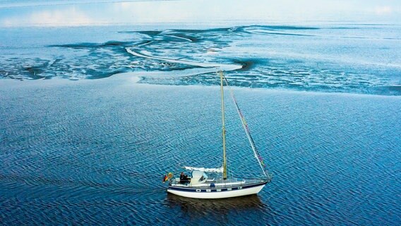 Segelboot im Wattenmeer vor Horumersiel. © NDR/Ralph Loop 