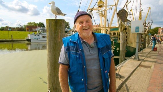 Hafenmeister Heinz Wolff wartet auf den Kutter in Greetsiel. © NDR/Ralph Loop 