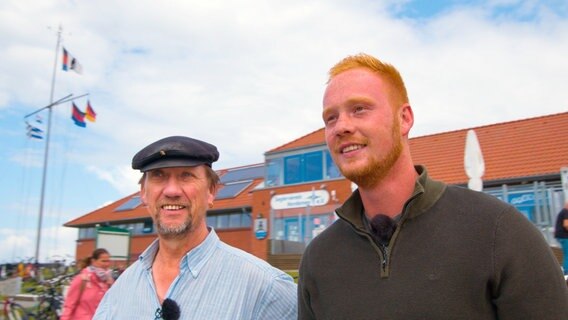 Hafenmeister Jörg Pauls und Chris Harms auf Norderney. © NDR/Ralph Loop 