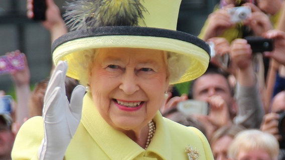 Queen Elizabeth II. © NDR/Polizei Berlin, CC BY-SA 4.0 <https://creativecommons.org/licenses/by-sa/4.0>, via Wikimedia Commons (cropped 