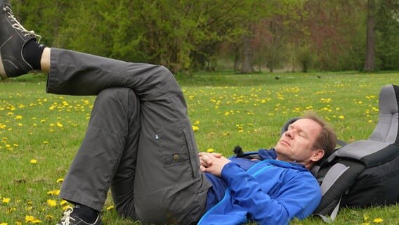 "Ich träumte, ich wäre schon am Ziel…" Die 20 Kilometer querfeldein am ersten Tag der Tour haben ihre Spuren hinterlassen. "Ich träumte, ich wäre schon am Ziel…" Die 20 Kilometer querfeldein am ersten Tag der Tour haben ihre Spuren hinterlassen. © NDR