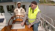 Mit Bert Frisch macht Yared Dibaba einen Segelausflug auf der Oste in Oberndorf. © NDR/FLOW media company 