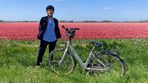 Was bietet die Region rund ums Ijsselmeer an Attraktionen? Johannes Zenglein will es bei einer Radtour herausfinden. Zur Tulpenblüte im Frühjahr bietet sich hier ein wahrer Farbrausch. Was bietet die Region rund ums Ijsselmeer an Attraktionen? Johannes Zenglein will es bei einer Radtour herausfinden. Zur Tulpenblüte im Frühjahr bietet sich hier ein wahrer Farbrausch. © NDR/SWR/Bavaria Entertainment GmbH