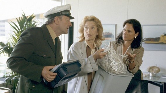 Eugen (Gerhard Garbers, l.) und Adelheid (Evelyn Hamann, M.) stoßen im Büro der Sekretärin Wagenbach (Angela Buddecke, r.) auf geheimnisvolle Papierreste im Reißwolf. © NDR/ARD/Baernd Fraatz 