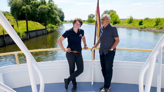 Schiffsführerin Carina Heckert und Wolfgang Stumph auf der Elbe bei Dömitz. © NDR/DOKFilm Fernsehprodution/Jan Urbanski 