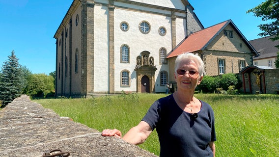 In den 60er Jahren wurde der Harz der "Hausberg der Dänen" genannt. Rund 70.000 Dänen kamen in der Saison in das norddeutsche Mittelgebirge. Die Harzer stellten sich darauf ein. Christel Christliebs Vater, ein Däne, hatte einen Laden mit dänischen Spezialitäten. Sie half ihrem Vater im Laden und begleitete ihre Landsleuten auf Sightseeing-Tour durch die Berge. In den 60er Jahren wurde der Harz der "Hausberg der Dänen" genannt. Rund 70.000 Dänen kamen in der Saison in das norddeutsche Mittelgebirge. Die Harzer stellten sich darauf ein. Christel Christliebs Vater, ein Däne, hatte einen Laden mit dänischen Spezialitäten. Sie half ihrem Vater im Laden und begleitete ihre Landsleuten auf Sightseeing-Tour durch die Berge. © NDR/Katrin Heineking