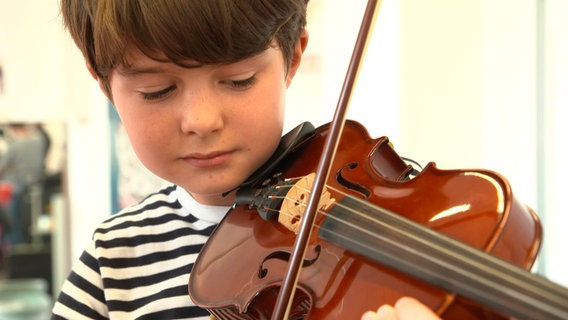 Antonio ist von Geburt an taub. Nur mit Hilfe eines Cochlea-Implantats kann er einige Töne hören. Trotzdem möchte er ein Instrument lernen. (Weitere Bilder auf Anfrage) © NDR/nahaufnahme.tv 