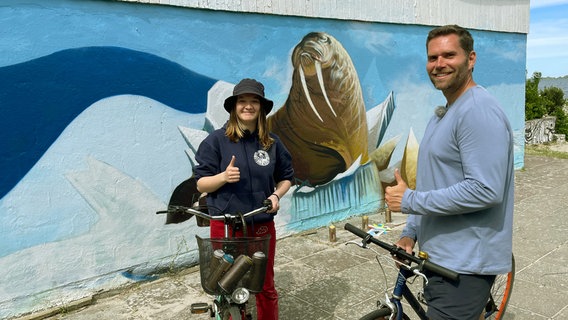 Hingucker am Ostseeradweg: Robert Anderle und Hanna Wolff sprayen ein Gemälde am Strandbad in Stralsund. © NDR/Steffen Schneider 