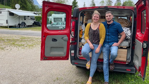 Thomas und Alisa Goldschmidt machen eine Tour durch die Berge. Die beiden sind mit ihrem selbst ausgebauten Van „Pippin“ unterwegs. © NDR/SWR/Bavaria Entertainment GmbH 