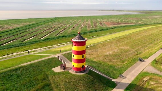 Ein Muss am Küstenradweg, der Pilsumer Leuchtturm, den die meisten seit dem Otto-Film nur „Otto-Turm“ nennen. © NDR 