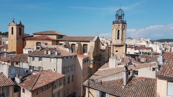 Blick auf Aix-en-Provence mit dem Glockenturm der Heilig-Geist-Kirche. © NDR/HR/Christine Seemann 