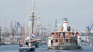 Historische Schiffe und Segler aus aller Welt treffen sich bei der Hanse Sail Rostock. Begelitet von einem großen Volksfest an Land. © NDR/ Archiv Hanse Sail Rostock/Lutz Zimmermann 