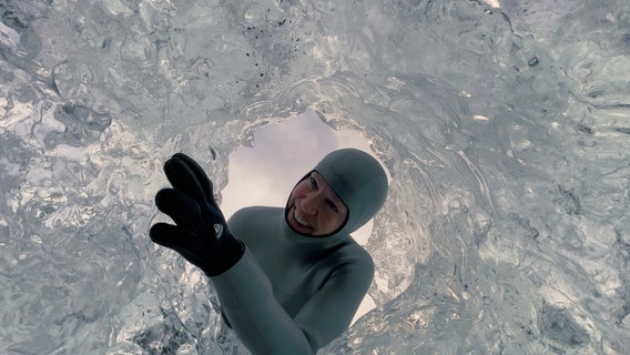 Anna in einem hohlen Eisblock am Diamond Beach (Island). © NDR/Henning Rütten 