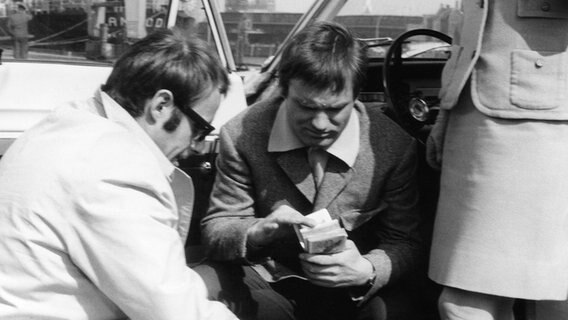 Faule Geschäfte im Hafengebiet machen Herbert Frowein (Ulrich Faulhaber, Mitte) und seine Freundin Ingrid (Ingeborg Kanstein) mit dem Gauner Lauer (Berno von Cramm). Frowein zählt die Banknoten, die er für Rauschmittel kassiert hat. Faule Geschäfte im Hafengebiet machen Herbert Frowein (Ulrich Faulhaber, Mitte) und seine Freundin Ingrid (Ingeborg Kanstein) mit dem Gauner Lauer (Berno von Cramm). Frowein zählt die Banknoten, die er für Rauschmittel kassiert hat. © NDR/Lilo-Foto