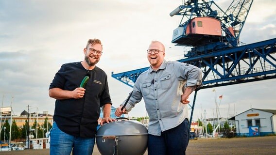 Georg Bauch (Gastronom aus Kühlungsborn) vs. Stefan Pistol (Metzgermeister und Grillprofi aus Roggentin bei Rostock) Georg Bauch (Gastronom aus Kühlungsborn) vs. Stefan Pistol (Metzgermeister und Grillprofi aus Roggentin bei Rostock) © NDR/Populärfilm