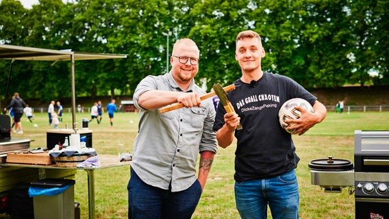 Luiz Illgen (Grill-Enthusiast von den „Grill-Chaoten“ aus Roggendorf bei Gadebusch) vs. Stefan Pistol (Metzgermeister und Grillprofi aus Roggentin bei Rostock) © NDR/Populärfilm 