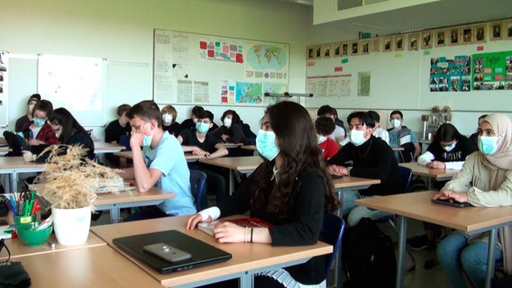 Maskenpflicht im Klassenraum, Schulalltag in der Corona-Pandemie. © NDR 