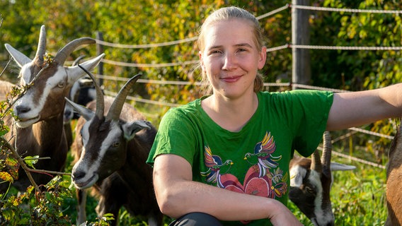 In Utting am Ammersee treffen die Landfrauen auf Franziska Eigner. Ziegen sind ihre große Leidenschaft. Aus ihrer Bioheumilch kreiert sie Käsespezialitäten und kämpft für ihren Traum vom eigenen Hof. © NDR/WDR/Melanie Grande 