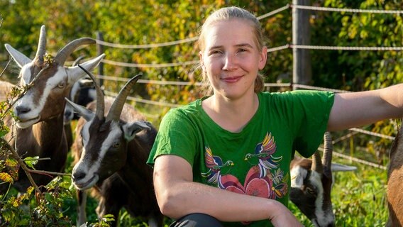 In Utting am Ammersee treffen die Landfrauen auf Franziska Eigner. Ziegen sind ihre große Leidenschaft. Aus ihrer Bioheumilch kreiert sie Käsespezialitäten und kämpft für ihren Traum vom eigenen Hof. © NDR/WDR/Melanie Grande 