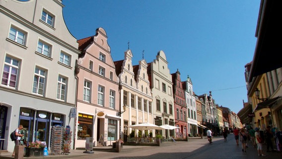 Einkaufsstraße in der UNESCO Welterbestadt Wismar. © NDR/HR 