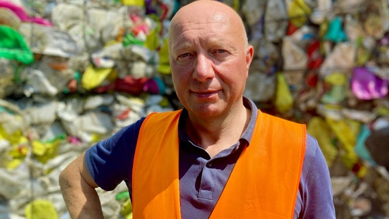 2012 beschloss Landwirt Bernhard Wilken, ins Plastikrecycling einzusteigen. Die Energie dafür liefert das Biogas aus seiner Geflügelzucht. © NDR/dm film 