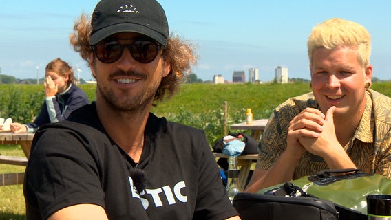 Seit einem Jahr sind sie mit ihrem neuen Spot auf Fehmarn am Start: Stefan "Wolle" Schütz (li.) und Kris Konrad. Seit einem Jahr sind sie mit ihrem neuen Spot auf Fehmarn am Start: Stefan "Wolle" Schütz (li.) und Kris Konrad. © NDR