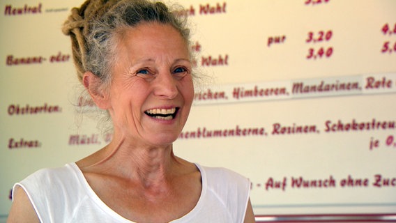 Sie hat schon Kultstatus auf der Insel: Seit fast 40 Jahren verkauft Beate Lübbert ihren hausgemachten Quark mitten auf dem Marktplatz am Südstrand von Fehmarn – dem Hotspot der Insel. © NDR 
