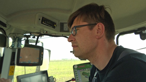 Steven Hirschberg ist der Geschäftsführer der Papendorfer Agrargenossenschaft. Er ist froh, wenn er auf dem Traktor sitzen kann und nicht den ganzen Tag im Büro verbringen muss. Steven Hirschberg ist der Geschäftsführer der Papendorfer Agrargenossenschaft. Er ist froh, wenn er auf dem Traktor sitzen kann und nicht den ganzen Tag im Büro verbringen muss. © NDR/underDOK Filmproduktion