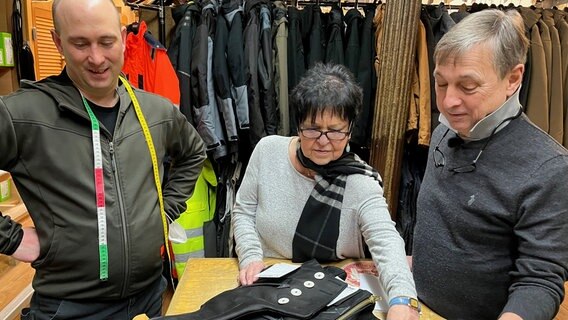 Die Gadens in ihrem Familiengeschäft für Berufs- und Zunftkleidung in Altona. Drei Generationen unter einem Dach. Jutta Gaden, ihr Sohn Michael und ihr Enkel Matthias. Ihr Laden hat sogar eine eigene Schneiderei für die Kluft von Handwerkern und Wandergesellen. Die Gadens in ihrem Familiengeschäft für Berufs- und Zunftkleidung in Altona. Drei Generationen unter einem Dach. Jutta Gaden, ihr Sohn Michael und ihr Enkel Matthias. Ihr Laden hat sogar eine eigene Schneiderei für die Kluft von Handwerkern und Wandergesellen. © NDR/Miramedia/Stefan Weiße