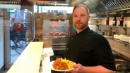 Marc Lüllemann vom Mini-Grill auf St. Pauli. Tagsüber sorgt er zusammen mit seinen Eltern für die wohl besten Hähnchen auf dem Kiez - unweit der Reeperbahn. © NDR/Miramedia/Stefan Weiße 