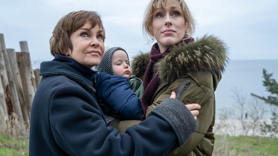 Karin (Katrin Sass) und Ellen (Rikke Lylloff) auf Wohnungssuche. © NDR/Polyphon Film- und Fernsehgesellschaft/Alexander Fischerkoesen 