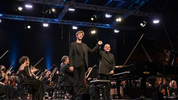 Begeisterter Applaus für Pianist Jan Lisiecki und Dirigent Jaap van Zweden. © NDR/Peter Adamik 